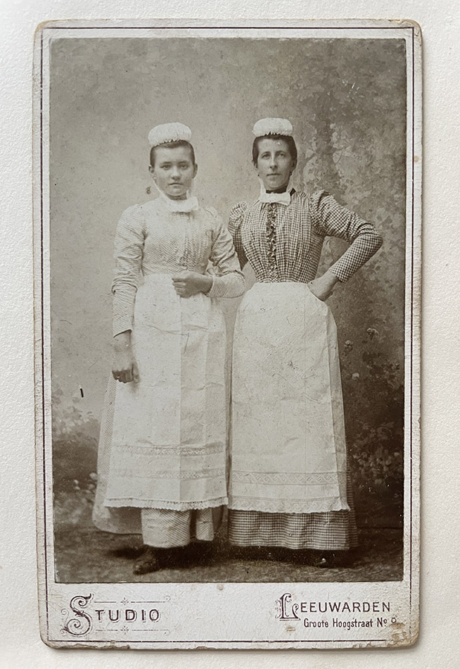 oude fotografie vrouwen zussen digitaliseren.jpg